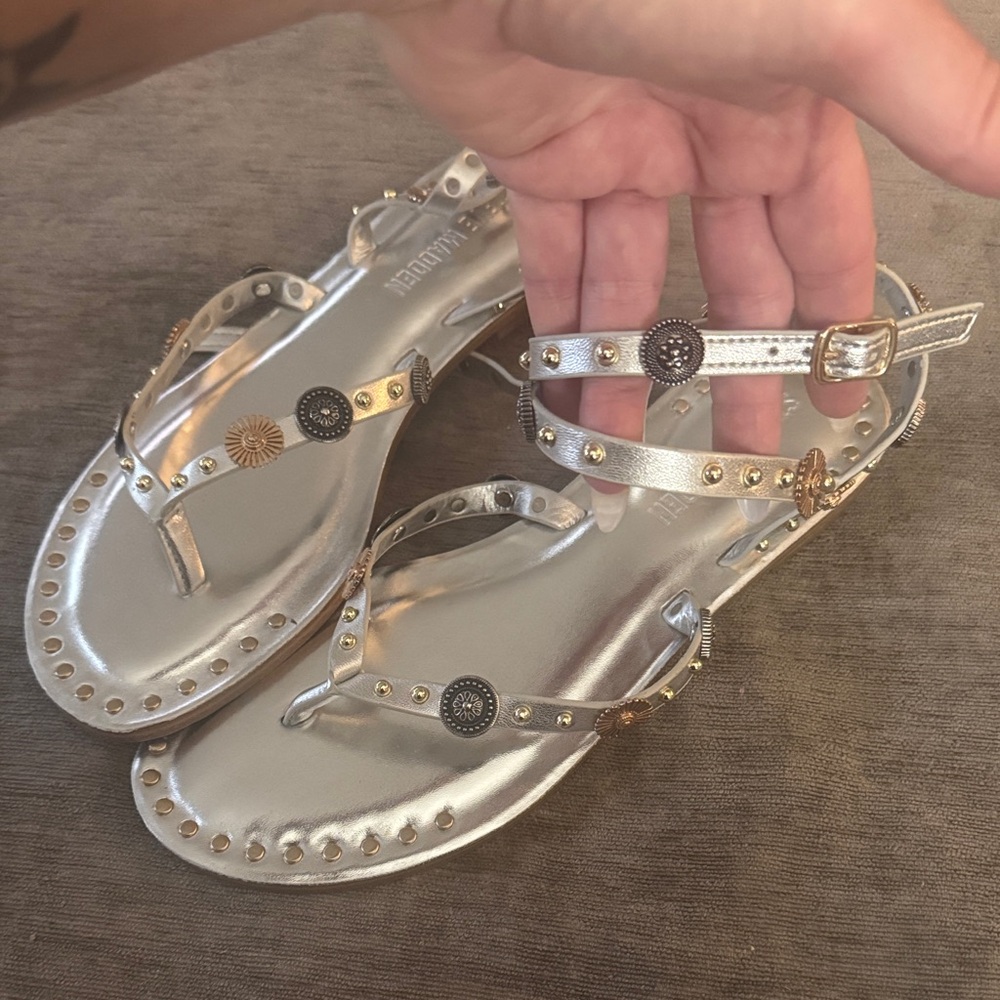 🔘Steve Madden “recent” Stylish Silver Sandals